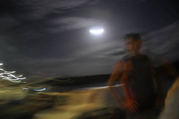 De madrugada, lua cheia, início da viagem de barco entre Apicum Açu e a Ilha de Lençóis, nas Reentrâncias Maranhenses - MA